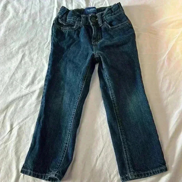 Old Navy-skinny straight cut jeans. Size  3T. - Picture 1 of 5